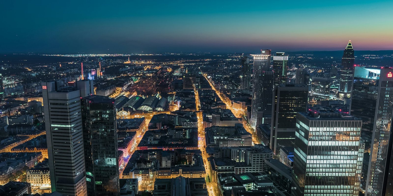 Finanzviertel einer europäischen Großstadt aus der Vogelperspektive zur blauen Stunde